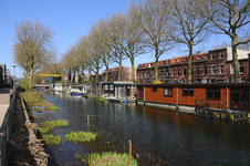 900187 Gezicht op de Oude Rijn te Utrecht, met de woonboten aan de Billitonkade, vanaf de Adikade, met links op de ...